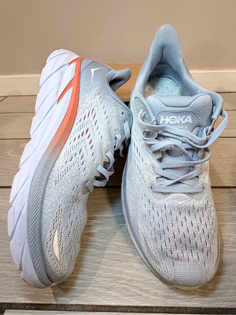 Hoka One Clifton 8 Women's Light Gray Running Shoes with Coral Accent size 10D